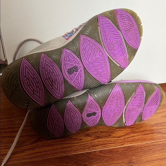 Nike Kyrie 5 Gray Graffiti (GS) - Picture 5 of 12